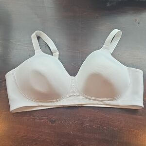 Vanity Fair White Bra with Molded Cups and Seamless Design